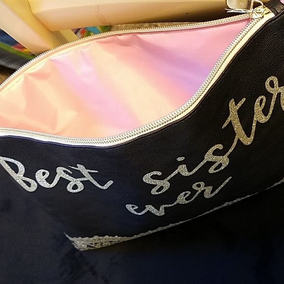 Super cute makeup/toiletry bag that says Best Sister Ever on the front of it. - Picture 3 of 4